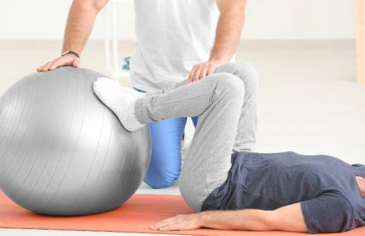 Séance d'ostéopathie avec un ballon